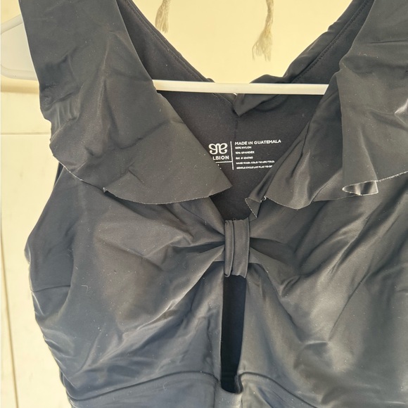 Albion keyhole ruffle black Swim - Picture 2 of 4